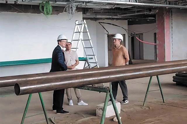 Антон Немкин проверил, как идут работы внутри корпусов.