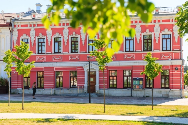 Культурно-выставочный комплекс «Л. Н. Т.», Тула, ул. Металлистов, 25.)