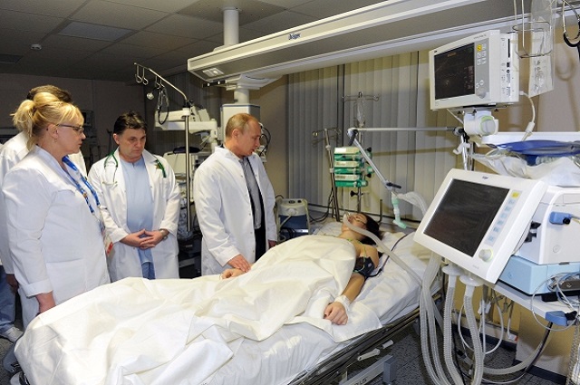 Владимир Путин посетил Марию Комиссарову в Сочи сразу после операции, которая длилась 6,5 часов.