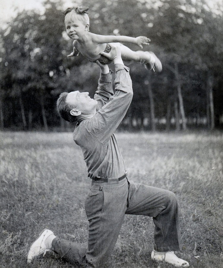 Сергей Бирюзов с дочерью Ольгой. 1940 год.
