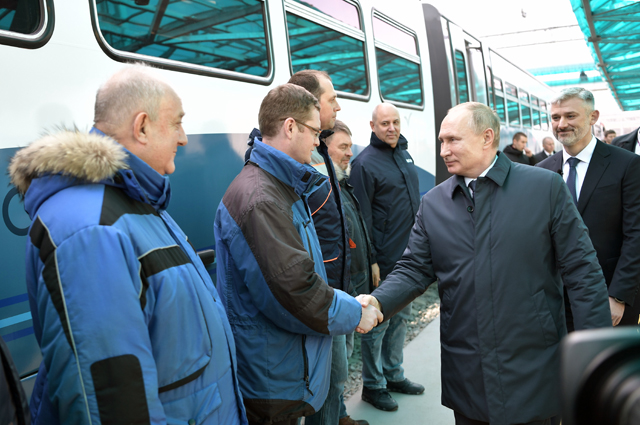 Владимир Путин перед поездкой на рельсовом автобусе.