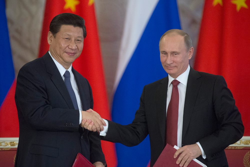 Президент России Владимир Путин (справа) и председатель КНР Си Цзиньпин.