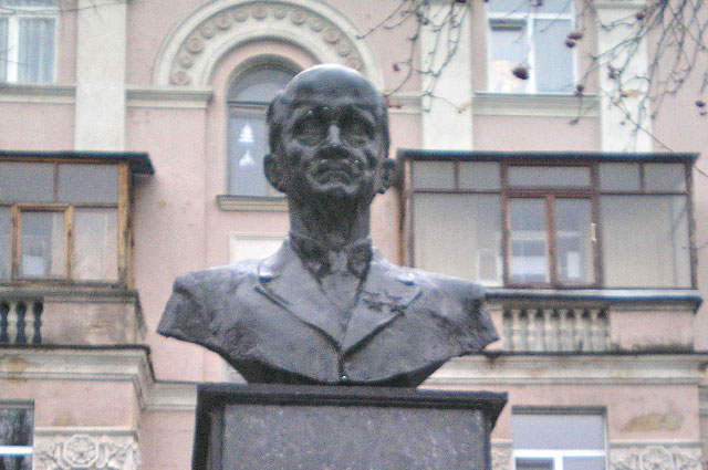 Памятник Павлу Сухому в Гомеле.