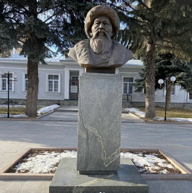 Памятник Жамбыла Жабаева в Петербурге. 