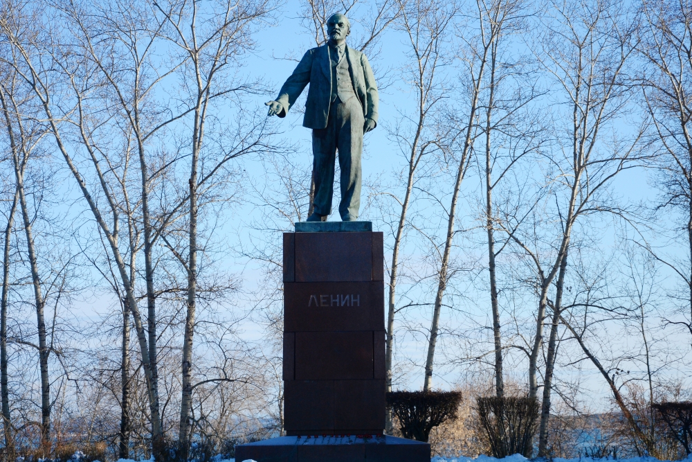 Скульптурный Ильич у плотины ГЭС.