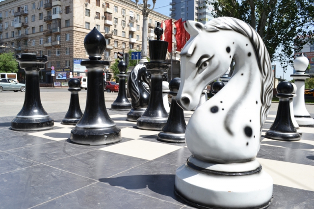 Размеры некоторых шахматных фигур могут достигать роста игроков.