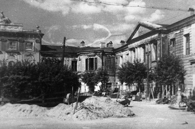 Здание Путевого дворца в г. Калинине после освобождения города.