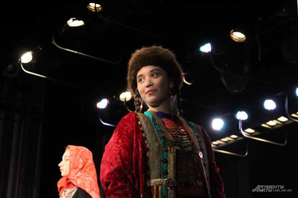 Гостям показали костюмы народов, живущих на Южном Урале.