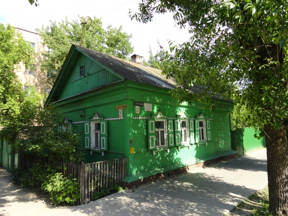 Калуга, улица Максима Горького, 35. Дом, где жил Б. Окуджава в 1952 году. 