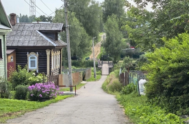 Именно такими постройками и выделялось село. 