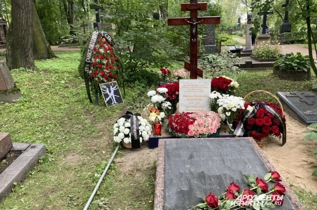 Урны с прахом Белоусовой и Протопопова захоронили на Литераторских мостках в Петербурге.