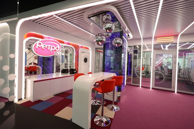 День рождения «Ретро FM». Звёзды поздравили станцию в новой студии