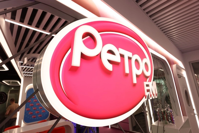 День рождения «Ретро FM». Звёзды поздравили станцию в новой студии