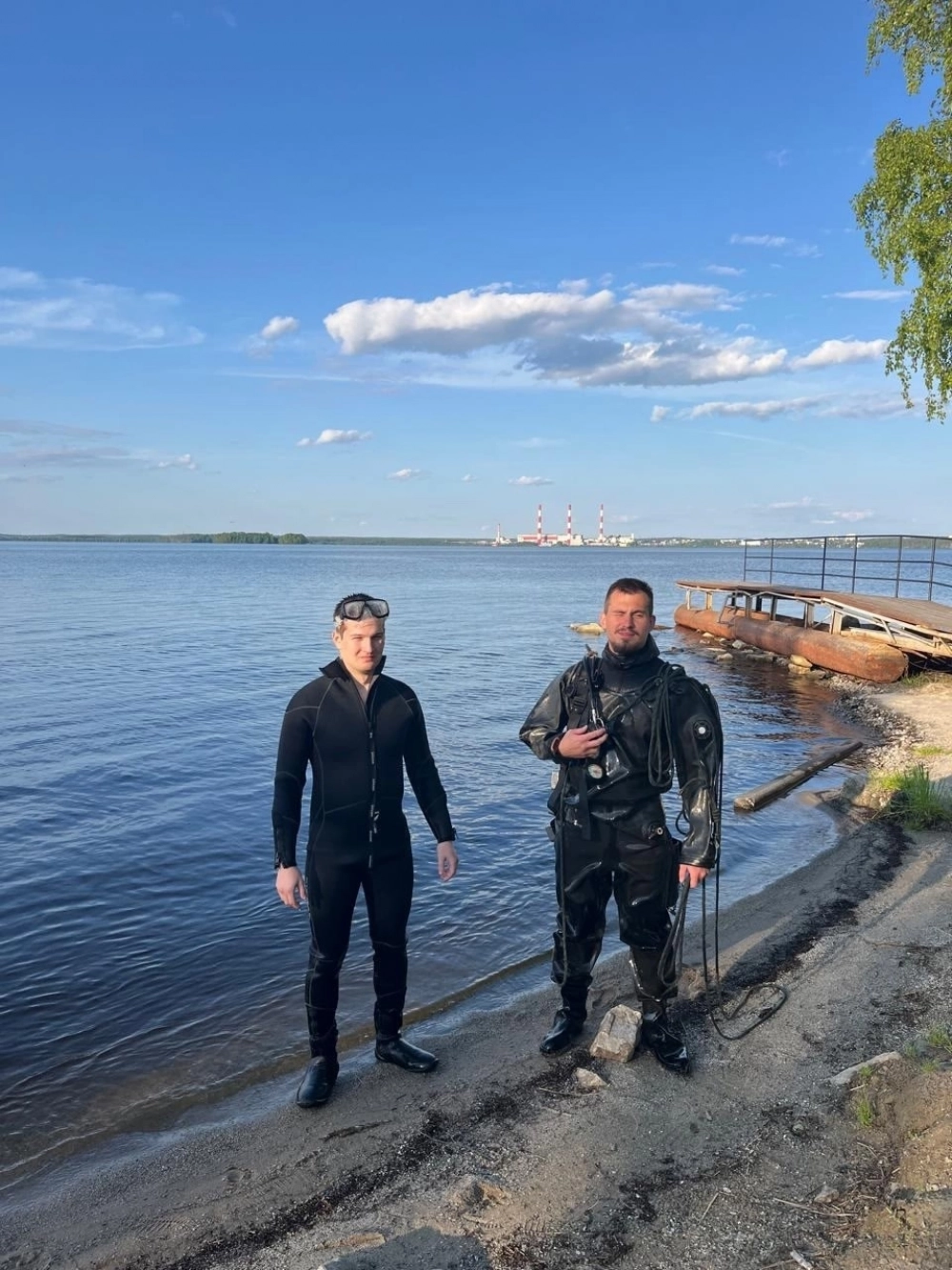 Перед подготовкой к купальному сезону водолазы обследуют дно водоёмов.