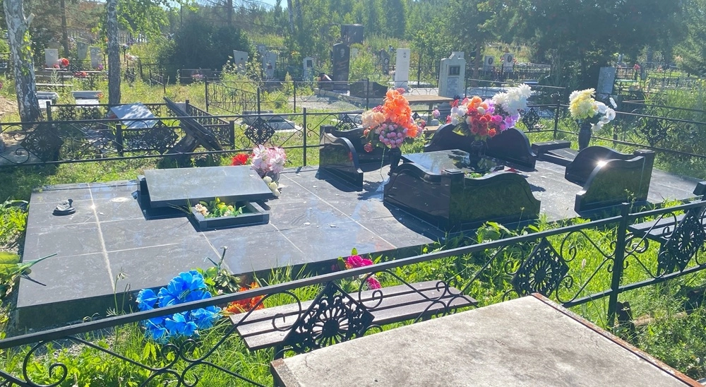 Среди разрушенных надгробий есть и очень дорогие.