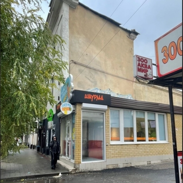 Когда-то здесь шили одежду для фронта, а сейчас торгуют шаурмой.