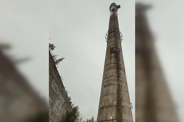 Прыжки с заброшенной трубы ТЭЦ высотой 90 метров в Павловске — это платный аттракцион для экстремалов.