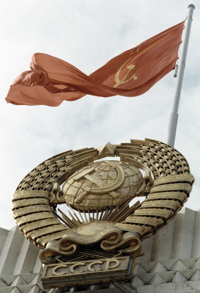 Герб и флаг СССР на Кремлёвском Дворце съездов