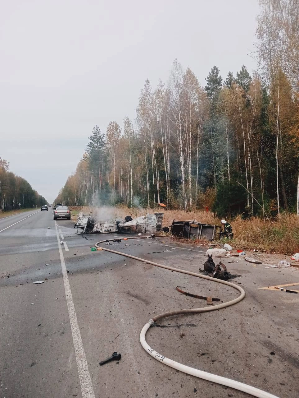 От страшного удара УАЗ перевернулся и загорелся.