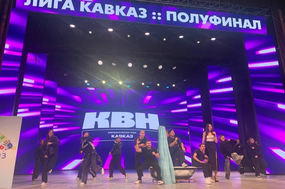 В ванной сидел один из кавээенщиков.