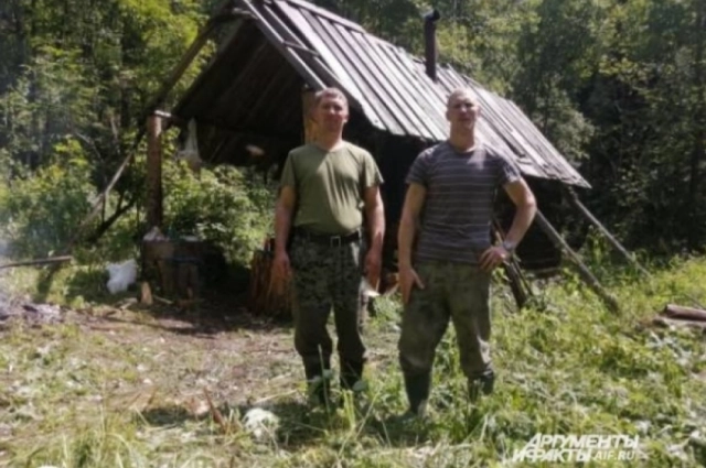 Таким был домик в тайге семьи Антипиных. Возле него Михаил (слева) и Виктор (справа).