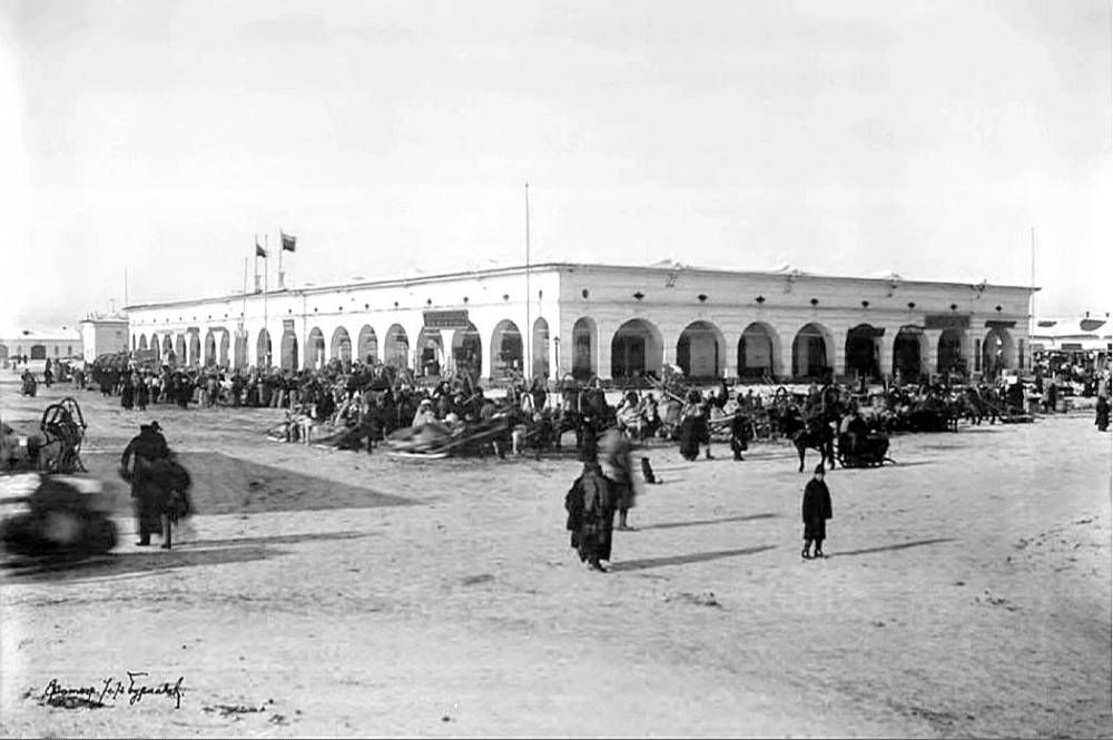 Специалисты отмечают, что наибольшую архитектурную ценность имеет южная сторона здания с квадратными колоннами и 19 арочными проёмами.