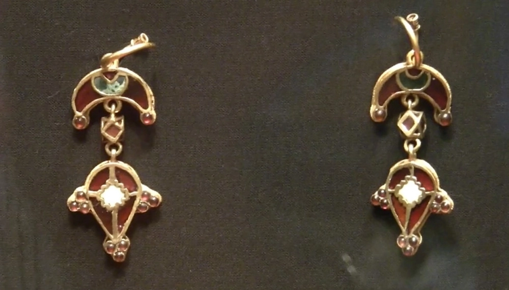 Серьги из погребения на могильнике Джург-Оба.