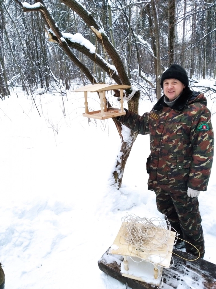 У лесничего обычно расписан весь день. 