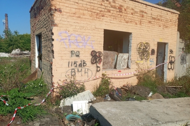 Место своеобразного входа на территорию. И оградительная лента появившаяся после трагедии.