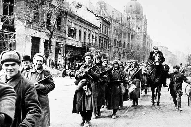 Советские солдаты в Будапеште