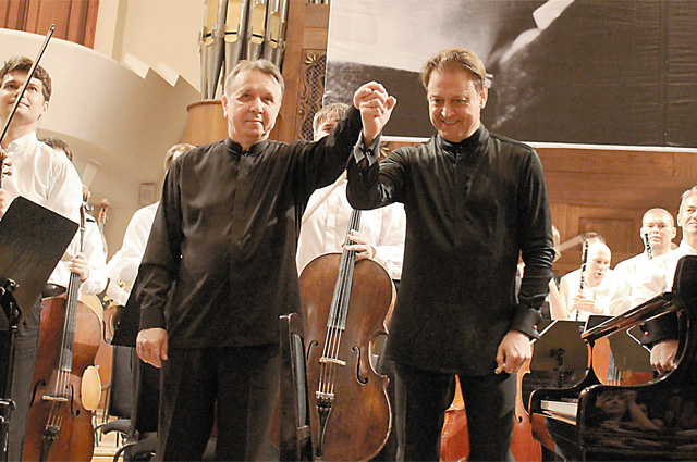 Маэстро Михаила Плетнёва (слева) и дирижёра Александра Сладковского публика долго не отпускала со сцены.