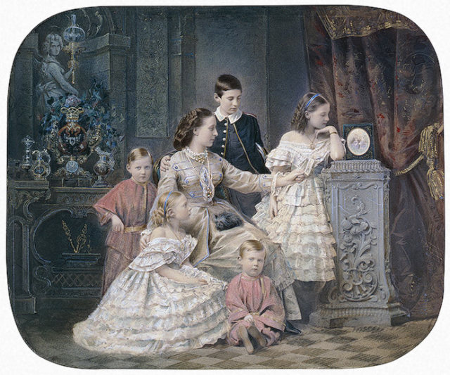 Александра Иосифовна родила великому князю шесть детей.