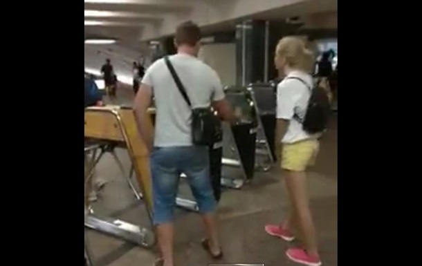 В киевском метро один мужчина пропускал пассажиров через турникеты бесплатно за счет своей проезжей карточки.