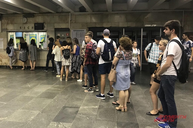 Без длинной очереди жетон на метро в Киеве не купишь - причём независимо от времени суток.