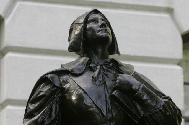 Памятник Энн Хатчинсон у Капитолия Массачусетса