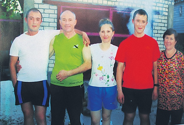Владимир Хромых с женой, дочкой и сыновьями.