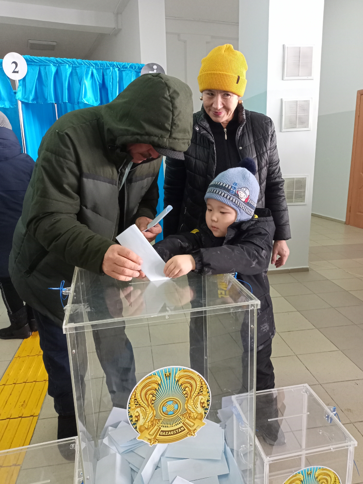 Избирательница Альмагуль с внуком Танатаром: «голосовала за будущее детей!». 