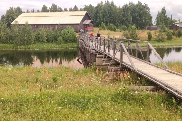 В деревнях много заброшенных домов.