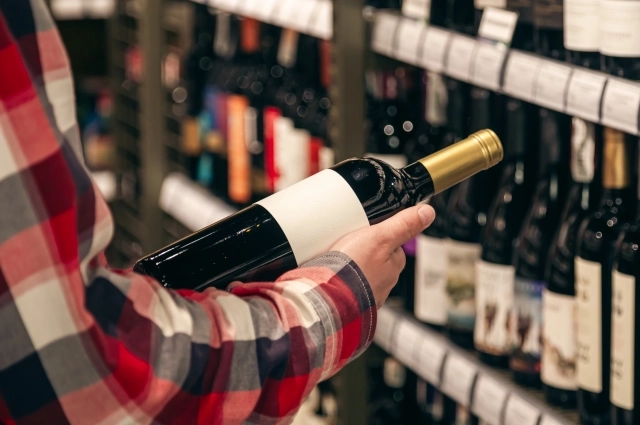 Мужчины распивали в квартире алкоголь.