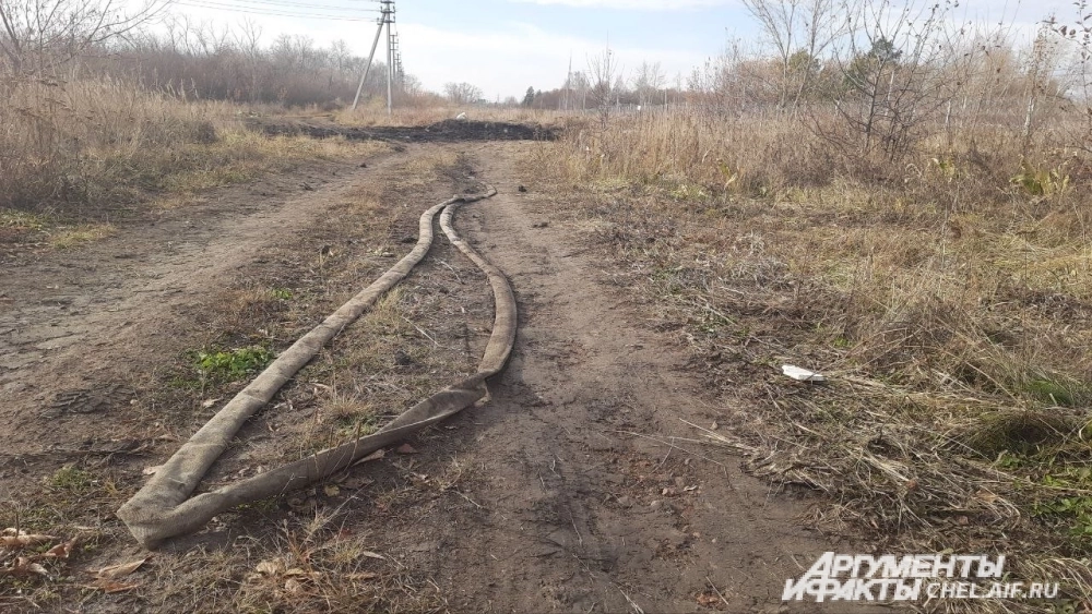 У территории видны следы работы пожарных.