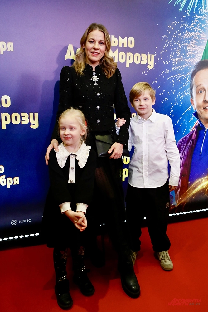 Александра Ребенок с сыном Иваном и дочерью Верой