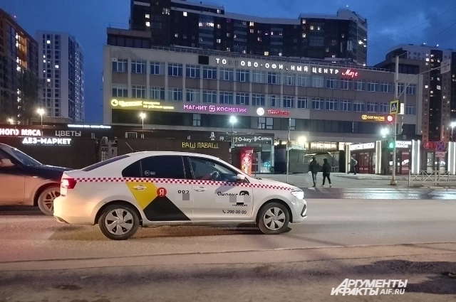 Все такси должны быть белыми по закону. 