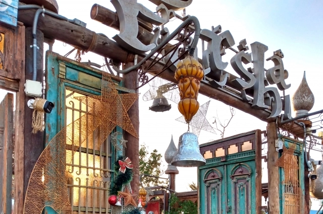 Место очень популярно. Иногда в очереди можно простоять часами.