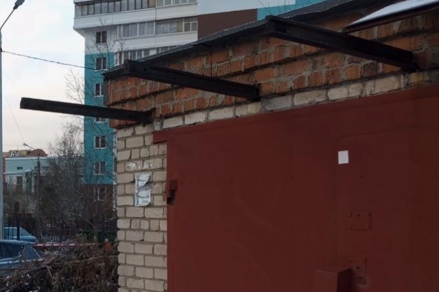 на территории стоят десятки гаражей. В приказе министерства указано, что недвижимость будут изымать