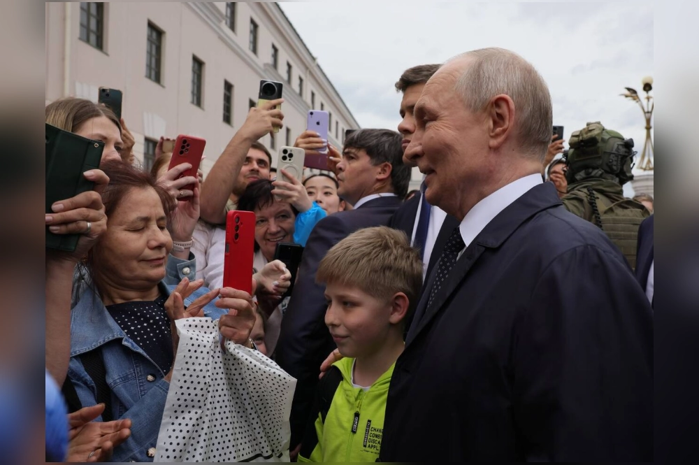 Президент России и местные жители.