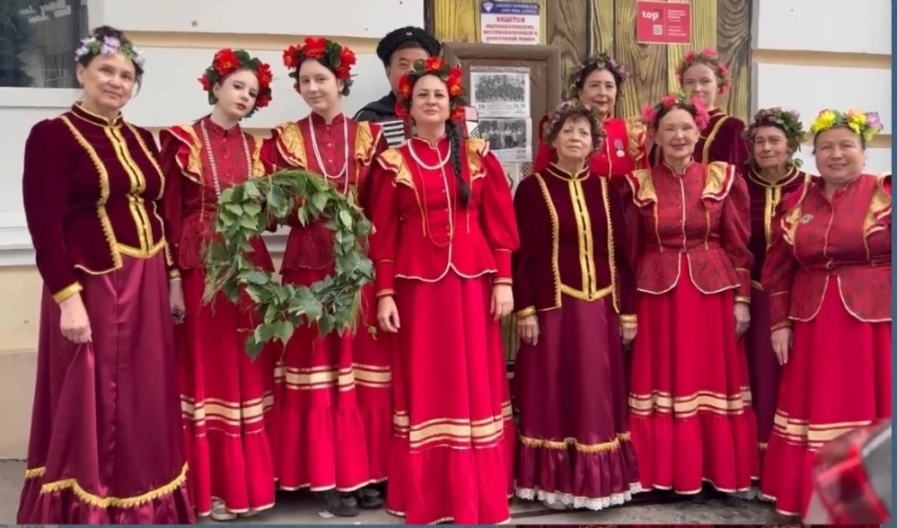 Народный казачий ансамбль «Долина» и вокальный ансамбль «Капелька России» на празднике Троицы.