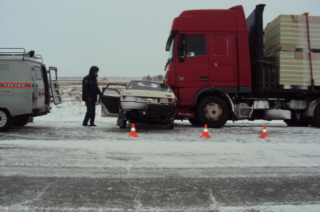 Последствия заноса на зимней дороге могут быть непредсказуемыми.