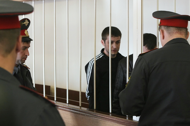 Алим Ажагоев (в центре), приговоренный к 18 годам колонии строгого режима за убийство олимпийского чемпиона Дмитрия Нелюбина, во время оглашения приговора.