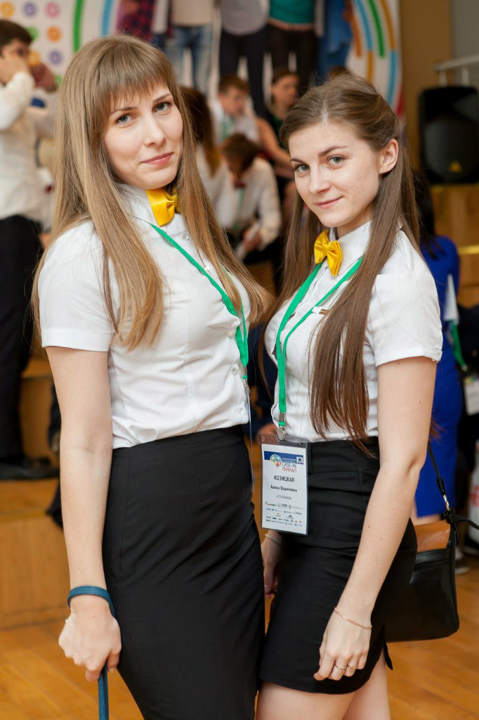 победительница Чемпионата по кейсам АО МХК «ЕвроХим» Алина Козицкая (слева).