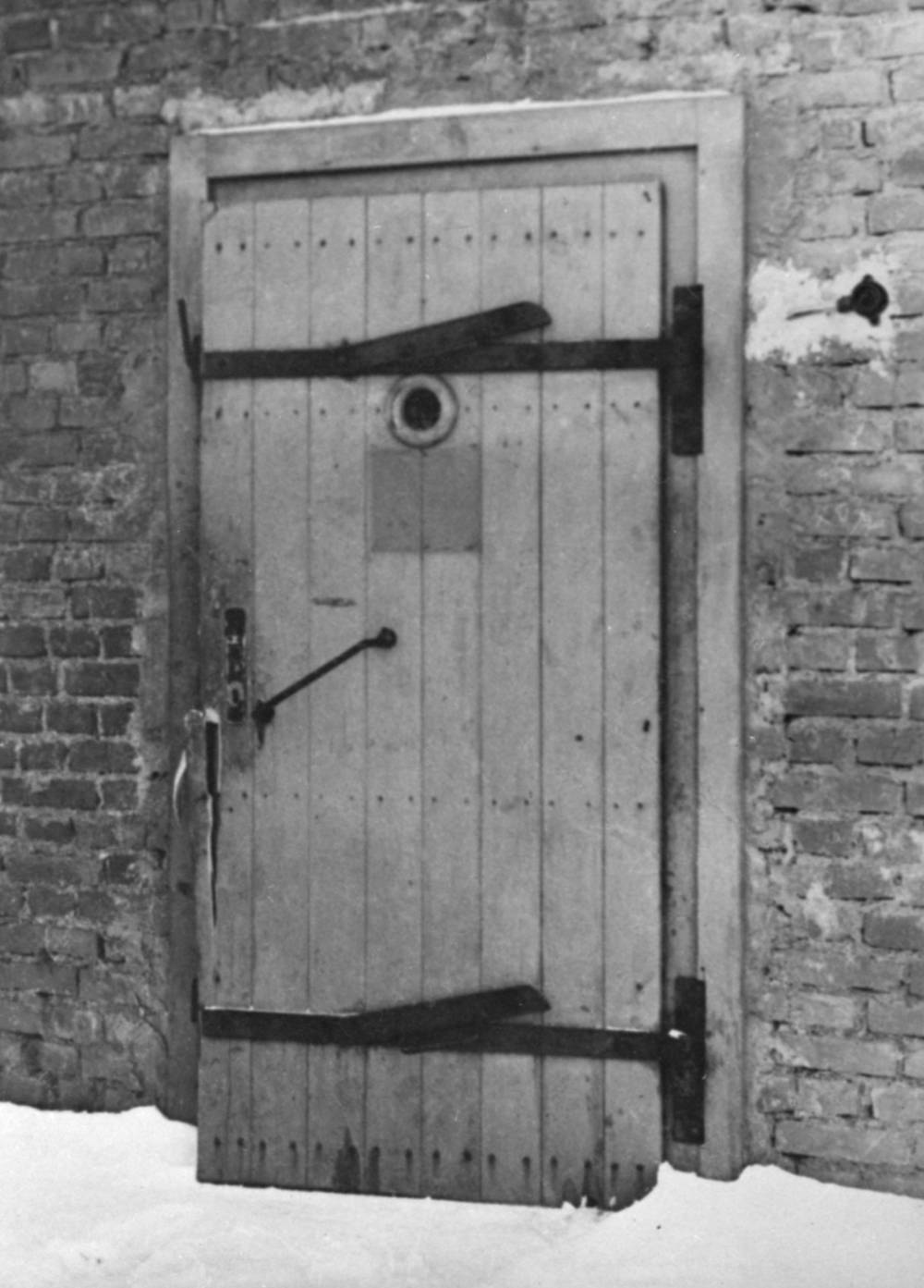 Дверь в газовую камеру Освенцимского концентрационного лагеря.